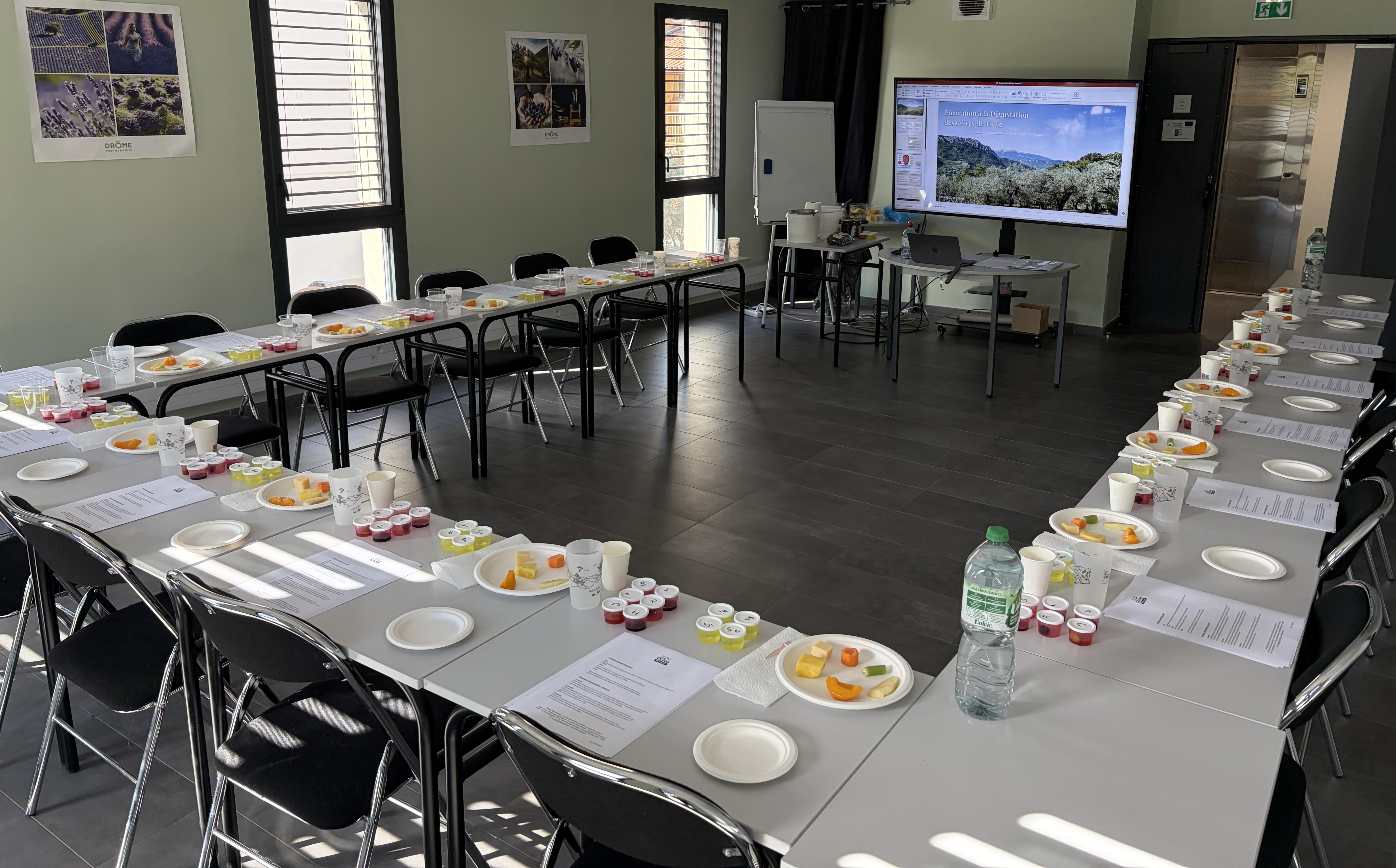 Salle préparée pour la dégustation d'olives
